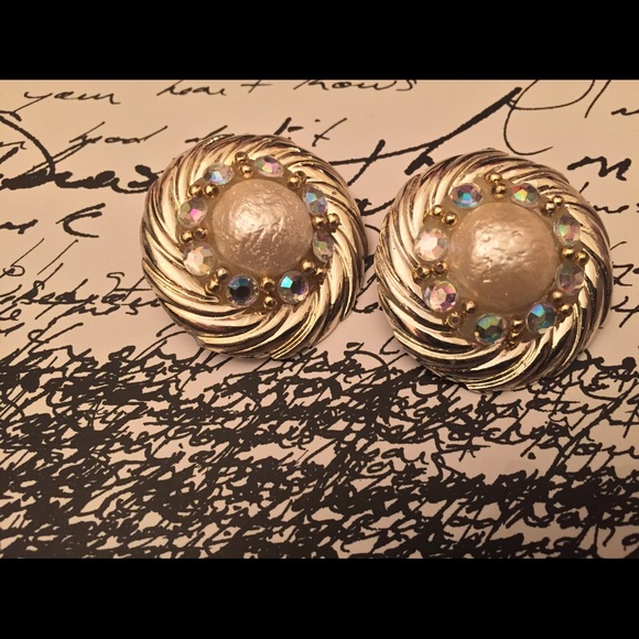 True Vintage Stunning Button Style Clip on Earrings - Picture 6 of 6